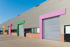 De nieuwe generatie geïsoleerde, sterke snelloopdeuren van ASSA ABLOY Entrance Systems